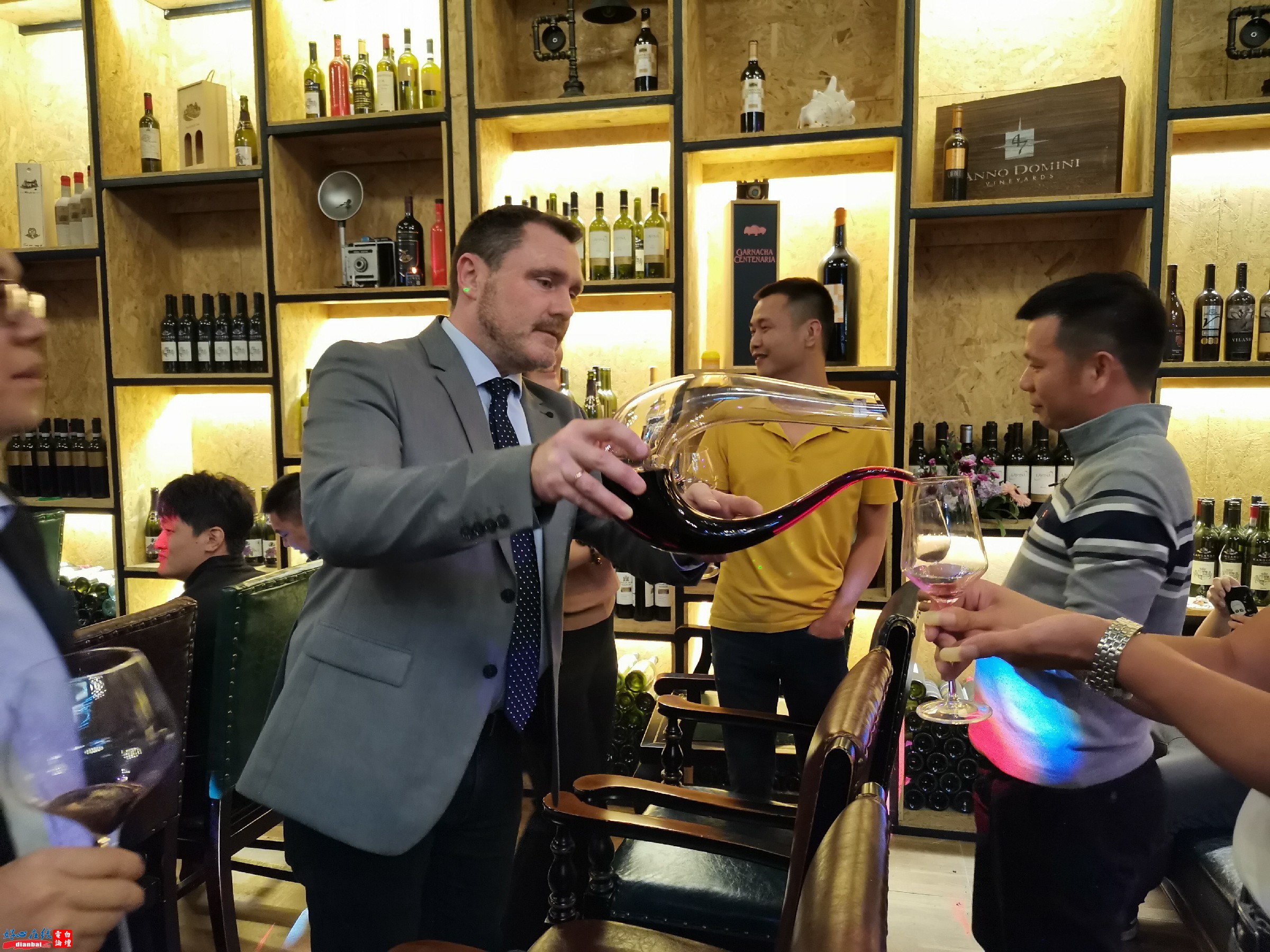 7庄主亲自倒酒.jpg