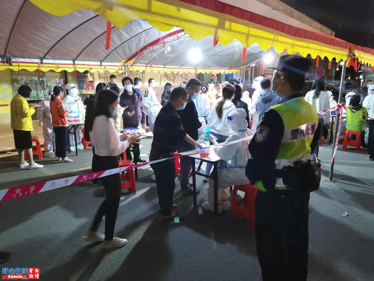 4日凌晨，电白区东湖公园附近防范区前线值守的交警通宵在工作.jpg