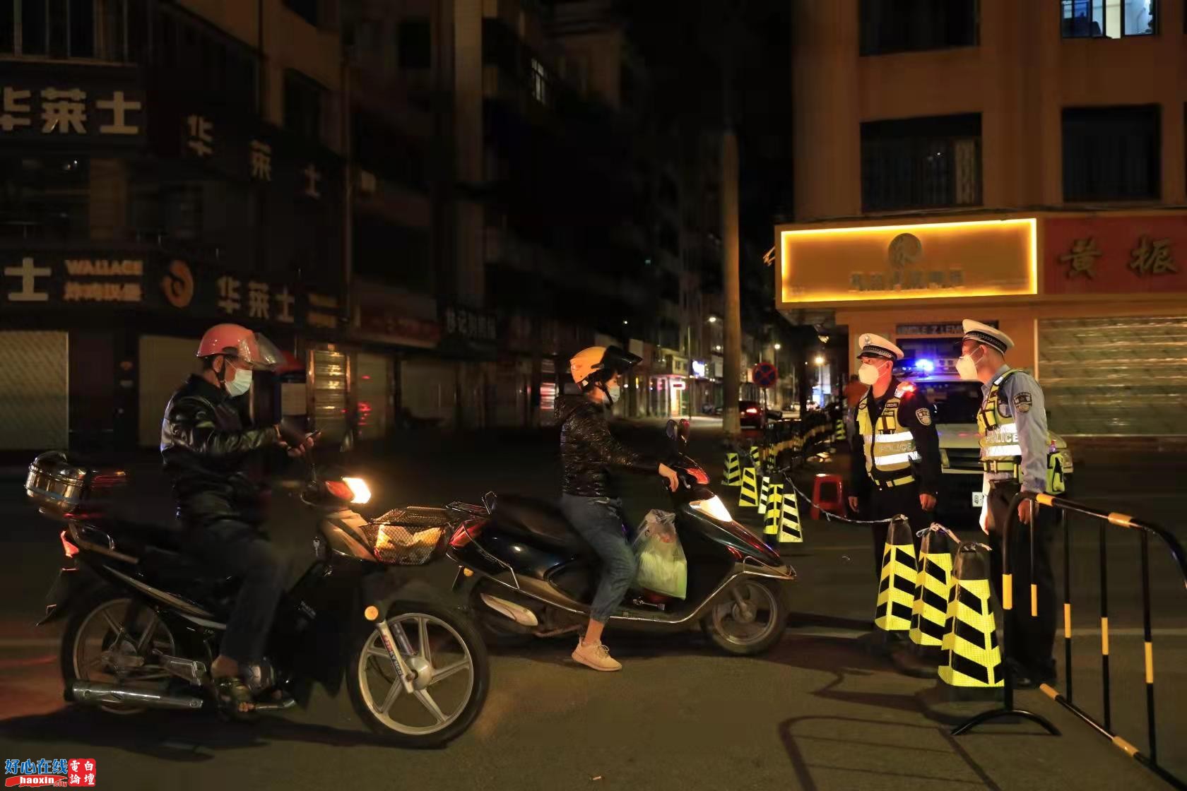 民警在电白旧县政府附近核酸检测点维护现场秩序.jpg